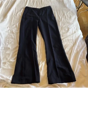 Mörkblåa kostymbyxor Gina Tricot XS - Helt nya eftersom jag aldrig använt dem, eftersom de är väldigt långa på mig💞