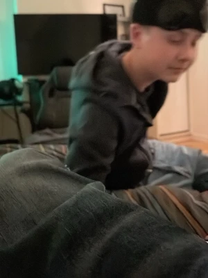 Mörkgrå hoodie med huva - Säljer en mörkgrå hoodie med klassisk huva och avslappnad passform. Hoodien har långa ärmar och ser riktigt skön ut för chill dagar. Perfekt för dig som gillar en enkel och stilren look.