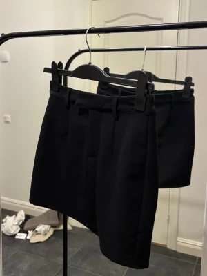 Low waist mini skirt m ficka - Low waist kjol, med ficka baktill. Kostymbyx material (ingen stretch), sitter otroligt snyggt på. Stl XS, svart. Aldrig använd. ☺️