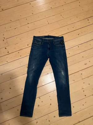 Replay Jeans  - Ett par snygga replay Jeans 👖 i strl 32 ! En slim look med ett material som är mycket töjbart så otroligt bekväma !  