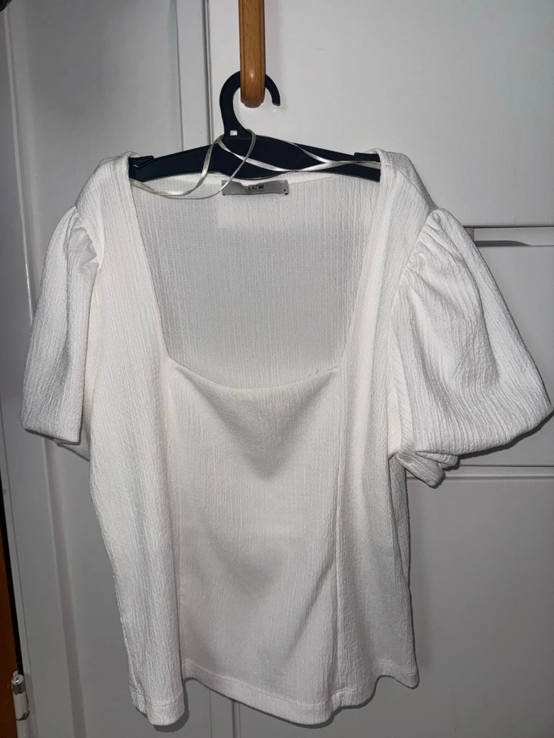 Vit puffärmad topp med fyrkantig ringning - 1