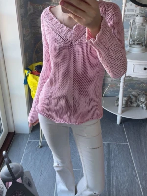 Ljusrosa stickad tröja - En jätte fin rosa stickad tröja! Jag har tyvärr inte fått användning av denna men hoppas det finns någon som skulle vilja använda den för den är värkligen så fin! Storleken i Säger S/M men jag skulle säga mest S.