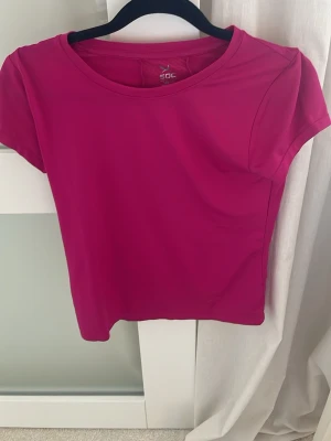 Rosa tränings-tshirt från SOC - Snygg rosa tränings-tshirt från SOC med rund halsringning och korta ärmar. Tillverkad i ett snabbtorkande funktionsmaterial och har meshpanel i ryggen för extra ventilation. Perfekt för gymmet eller löprundan.