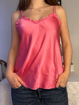 Rosa satinlinne med unika detaljer🩷 - En jättefin satintop i en stark rosa färg som glänser väldigt vackert. Den är perfekt nu till våren och för en extra elegant look.🩷