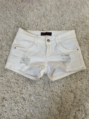 Vita denimshorts med slitningar - Jätte snygga vita jeansshorts. Säljer pga de var för små, aldrig använt.🥰 Pris går att diskutera❣️