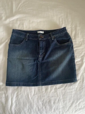 Vintage lowrise jeanskjol💕 - Inga defekter, strlk 27, märket är promod- nypris ligger på ca 400kr💕 Hör av er vid funderingar!