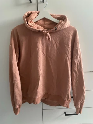 Rosa oversized hoodie med huva - Fin gammel rosa hoodie från lager157. Fint skick men något nopprig men inget man tänker så mycket på. Skriv privat för mer bilder/information.🫶🏼