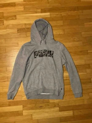 Puma Hoodie - Säljer min Puma hoodie då den inte passar mig längre. Den är i bra sick utan skador eller fläckar.