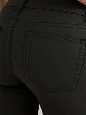 Svarta coated Bootcut jeans - Snygga svarta coated bootcut jeans med låg midja och klassiska fem fickor. Jeansen har en glansig finish som ger en cool look och är tillverkade i stretchigt material för skön passform.
