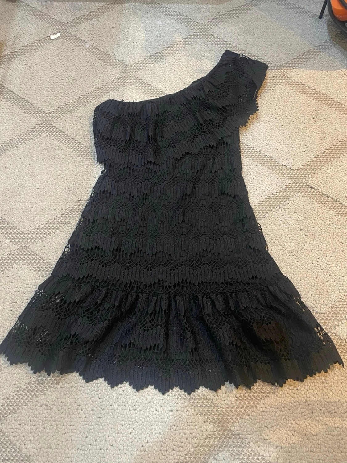 Svart oneshoulder spetsklänning - 2