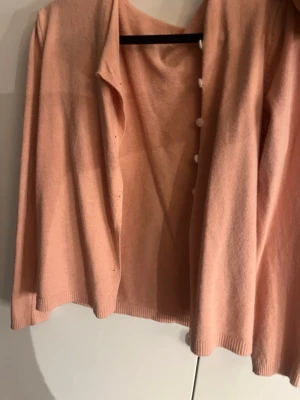 Rosa kofta - En jättefin rosa kofta