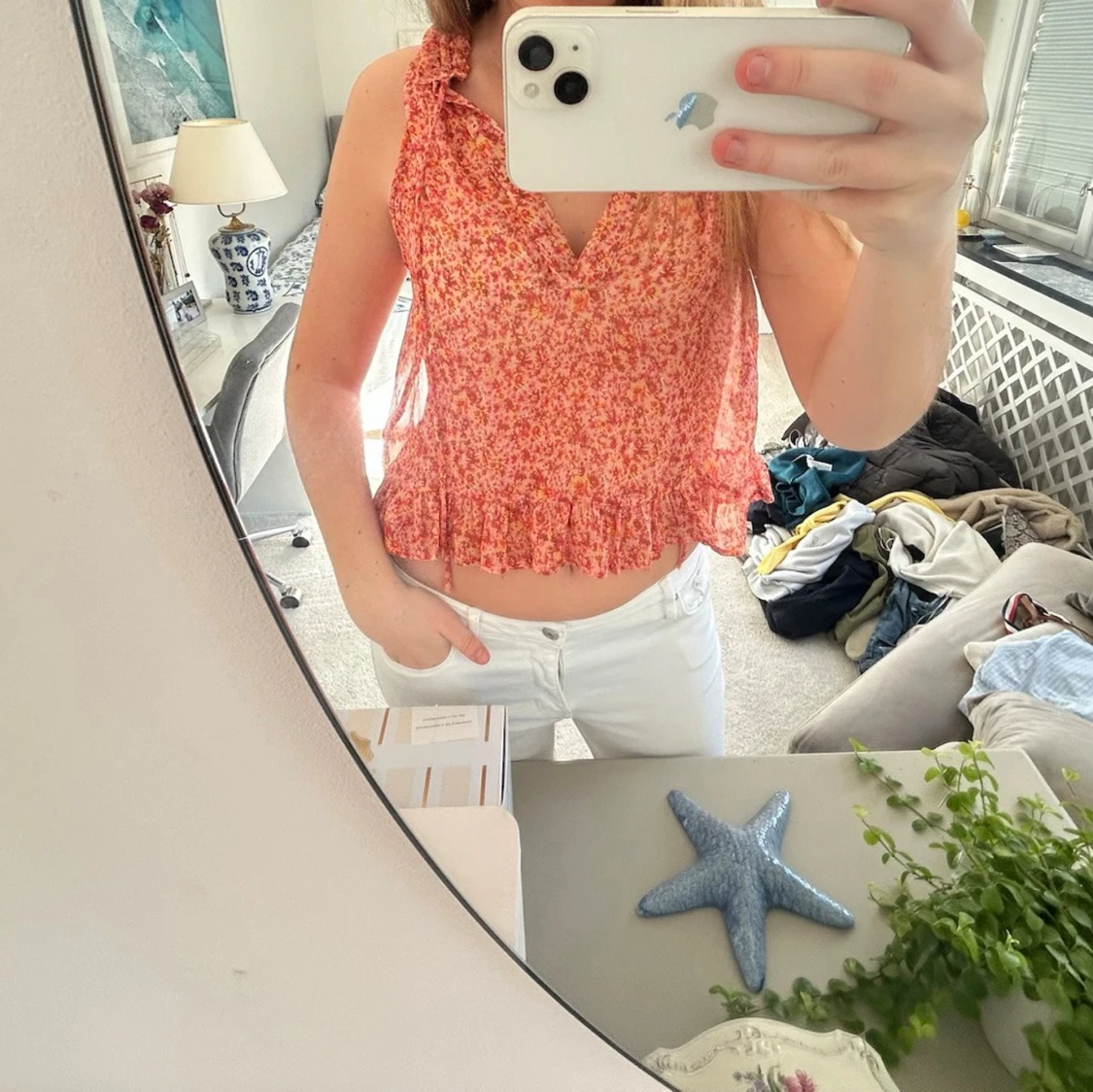 Blommig volangtop i rött och rosa