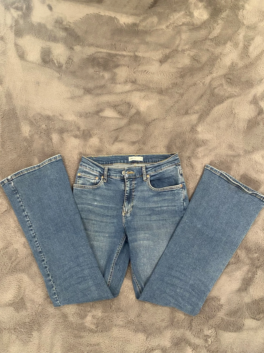 Blå bootcut jeans från Gina Tricot