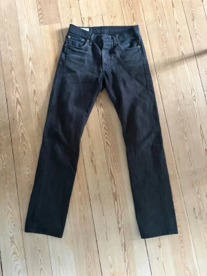 Svarta Levis 501 Jeans - Säljer dessa då dem inte passar längre. Storlek W28 L32. 10/10 skick och sitter perfekt. Skickar samma dag eller dagen efter. 