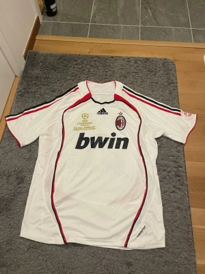 Ac Milan Kaka tröja L - Säljer en Kaka tröja i storlek L. Den är i nyskick. Har ni frågor så är det bara att skriva 👍 