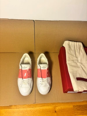 Valentino Open Sneaker Patent Pink 39 - Storlek 39, nypris ~7000kr, 100% äkta