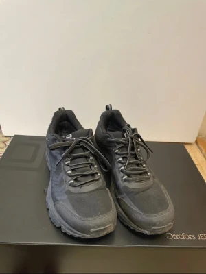 Svarta Halti Sneakers - Säljer ett par svarta sneakers med chunky sula och snörning. De har använts ett par gånger, men har inga slitagemärken, bara smutsiga. 