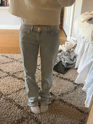 Lågmidjade jeans - Så snygga ljusblå baggy jeans från gina tricot med låg midja! Knappt använda och i jättebra skick! Skriv gärna vid frågor💕