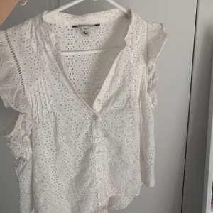 Blus - Så söt blus! Med knappar så du kan välja hur du vill ha den! Köpt utomlands 💕 