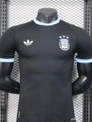 Svart Argentina Adidas matchtröja - Snygg svart matchtröja från Adidas med Argentinas fotbollsförbunds logga och tre stjärnor på bröstet. Tröjan har vita Adidas-loggan och ljusblå detaljer vid krage och ärmslut. Tillverkad i ett lätt och ventilerande funktionsmaterial, perfekt för träning eller match.  Du kan bestämma vilken storlek du vill ha!!! Det kan ta upp till 15-20 dagar till att tröjan är framme!!!