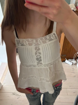 Vit topp - Söt topp från Zara, endast använd ett fåtal gånger💕