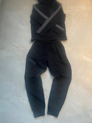 Under Armour Tracksuit  - Säljer en svart tracksuit från Under Armour. Storlek: S.  Skicket är extremt fint! Pris går att diskutera☺️