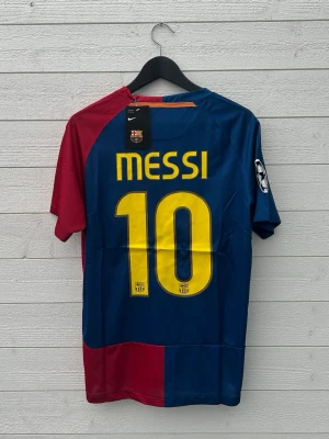 Lionel Messi FC Barcelona Fotbollströja - Säljer en Barcelona fotbollströja med Messi 10 på ryggen som är helt ny med prislapp!