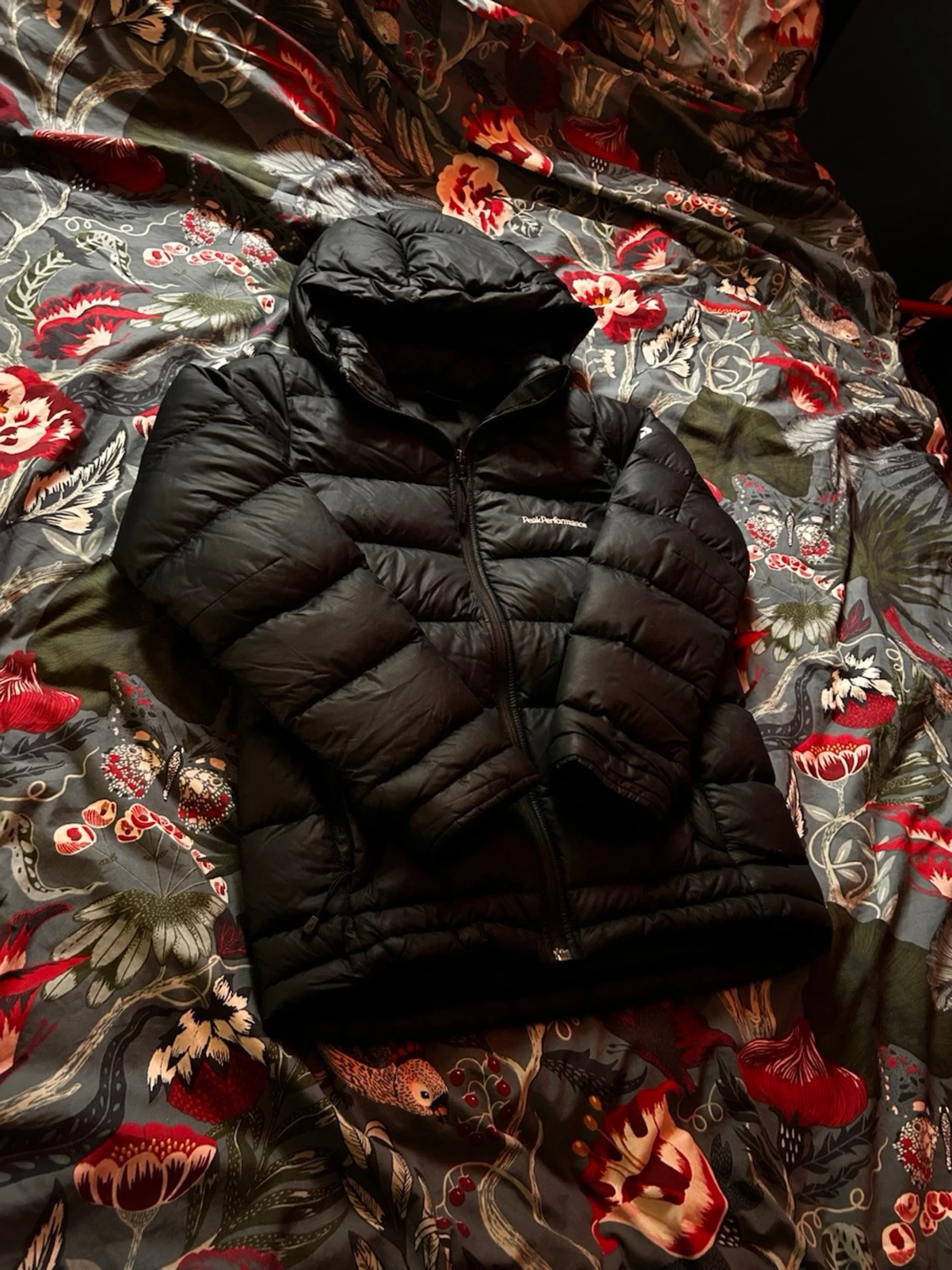 Svart dunjacka Peak Performance