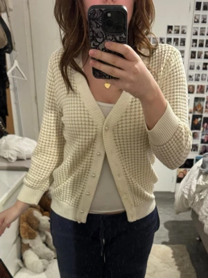 Krämvit kofta  - Säljer en krämvit kofta med gulddetaljer och pärlor som knappar. Koftan är i storlek L, men passar mig som har xs/s!💕