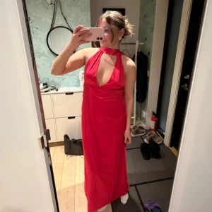 Balklänning Peppermayo - Superfin balklänning från Peppermayo ”Alicia Satin Halter Maxi Dress” i färgen Fuchsia💕Klänningen har öppen rygg och kommer med en tillhörande scarf💕Endast provad och prislapp finns kvar