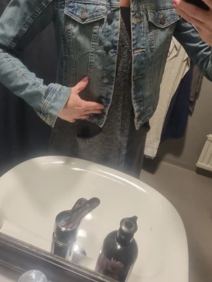 Klassisk blå jeansjacka - Perfekta vårjackan!! Snygg blå jeansjacka med raka sömmar och två bröstfickor med lock och knapp. Jackan har knappar framtill och klassisk krage. Perfekt att slänga över en hoodie eller t-shirt för en avslappnad look.