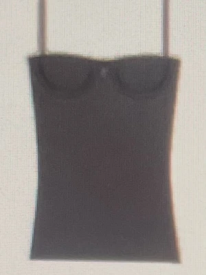 Svart body med tunna axelband - Snygg svart body med tunna axelband och formpressade kupor. Enkel och stilren design som passar perfekt under olika plagg. Materialet ser ut att vara stretchigt och följsamt för en bekväm passform.