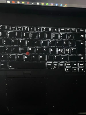 Lenovo ThinkPad bärbar dator svart - Säljer en svart Lenovo ThinkPad laptop med nordiskt tangentbord och den klassiska röda styrpinnen i mitten. Tangenterna är bakgrundsbelysta och datorn har en stilren, matt finish. Perfekt för studier eller jobb när du vill ha något pålitligt och smidigt. Funkar även för lätt Gaming. Vill ha 2211kr för den. 