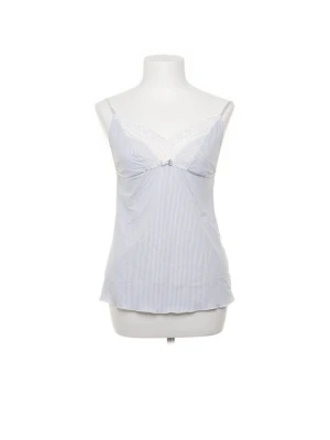 Randig linnetopp med spets - Sött linne med tunna axelband och smal ljusblå-vit randig design. Dekorerat med vit spets vid urringningen och en liten rosett framtill. Perfekt för chill dagar hemma eller som ett lager under andra plagg. Materialet känns mjukt och lätt mot huden. Är egentligen en sov tröja men jag har använt som vanlig topp. Storleken är L men den är liten så mer som en M.