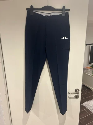 Mörkblå byxor från J.Lindeberg - Säljer mina j lindeberg byxor som nu är för små. De är 97cm långa, innerbenet är de 68cm och midjan är 37cm bredd. Priset kan diskuteras vid snabb affär. Tveka inte på att höra av er.