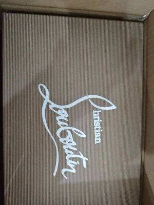 Marinblå sneakers från Louboutin - Snygga marinblå sneakers från Christian Louboutin i en stilren design. Skorna har en klassisk låg siluett med matchande snörning och ovandel i textil eller mocka. Perfekta för dig som vill ha en exklusiv touch på din vardagsstil.