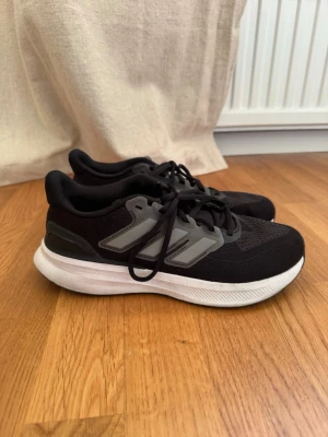 Adidas skor  - Träningsskor. Använda fåtal gånger. 