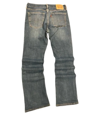 Levi's 527 Bootcut Flared jeans 33/32 - Säljer ett par Levis 527 bootcut flared jeans|Storlek:33/32|Skick:8/10|Pris:999|Modell:527| Vid frågor och funderingar är det bara att höra av sig ‼️