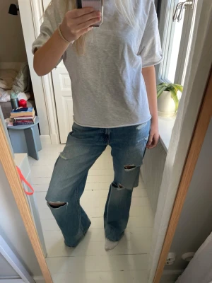 Jeans med revor - Säljer dessa superfina jeans från Zara i storlek 40. Säljer för 500kr med priset kan absolut diskuteras. Det är bara att skriva till mig om ni har några frågor!💕