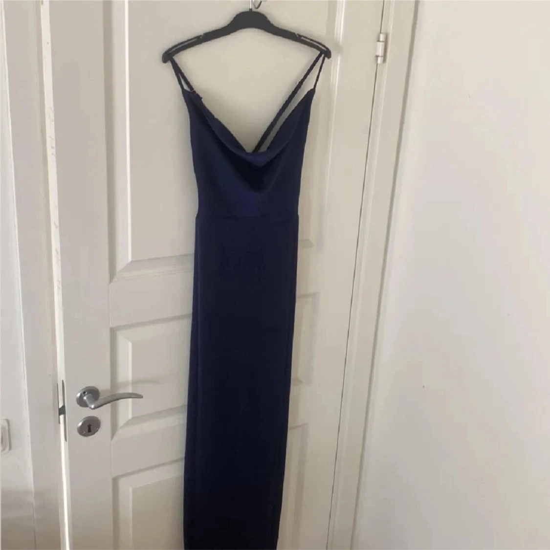 Marinblå balklänning med öppen rygg - 1