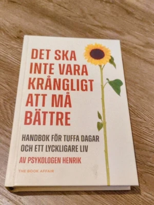 Det ska inte vara krångligt att må bättre - Boken är skriven och även signerad av psykologen/författaren Henrik. Perfekt för dig som vill ha konkreta tips för att må bättre i vardagen.