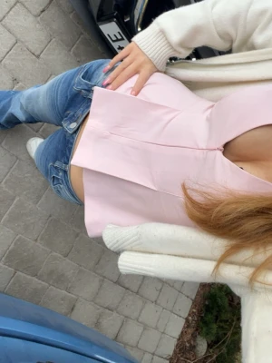 Ljusrosa topp från Zara  - Ljusrosa topp från Zara köpt förra året så söks inte längre i storlek xs❤️