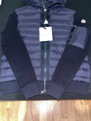 Moncler cardigan ÄKTA - Intresse koll skicka prisförslag!!                   Snygg mörkblå cardigan från Moncler,NFC taggen funkar och den är i helt nytt skick. Marinblå i storlek S