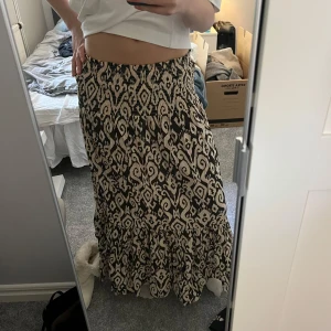 Zara kjol - Super fin mönstrad långkjol från Zara. Finns inte att köpa längre, jätte fint skick så den aldrig använts och prislappen finns kvar. Storlek M. Skriv för fler bilder eller frågor. Hör gärna av innan köp.💓💓