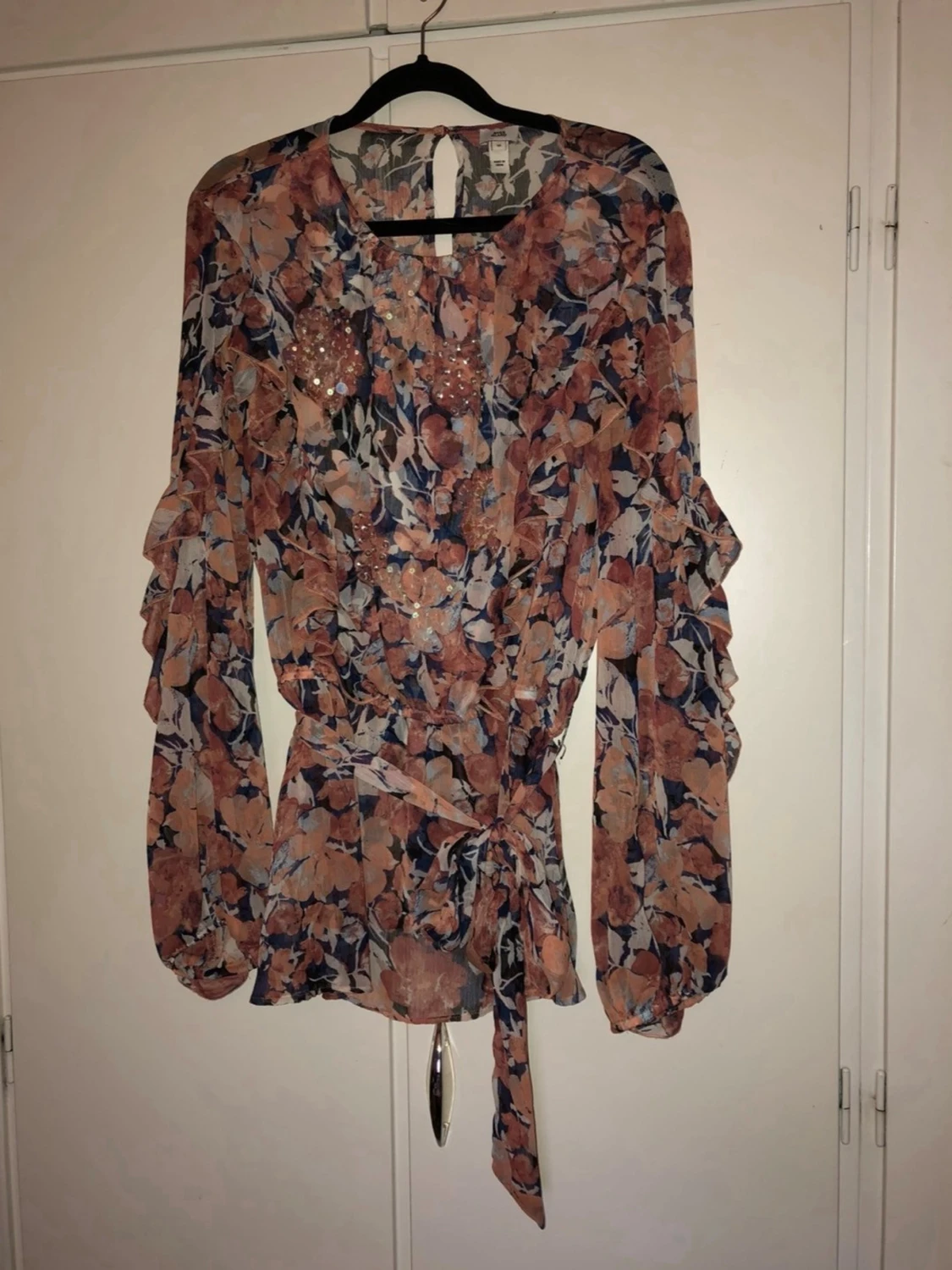 Blommig blus med volangärmar och paljetter River Island 