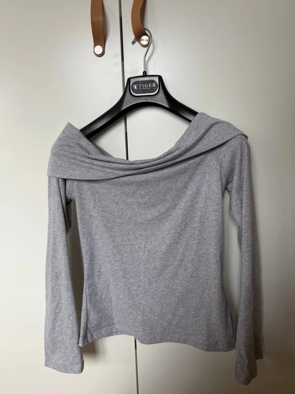 Grå offshoulder topp från Design Si - 3