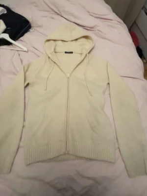 Brandy Melville zip - Skön stickad zip tröja ifrån Brandy Melville. Passar till allt och varm🩷