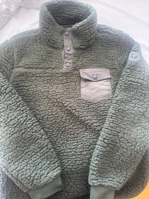 Säljer Teddy jacka Pelle p - Säljer denna gröna teddy jacka från Pelle p. Den är i bra skick och funkar för både tjej och kille. Originalpris 1300kr för mer frågor eller bilder skriv privat. Den tvättas självklart Inann den skickas