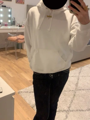 bikbok vit hoodie - Har en liten fläck från oliver. Men inte så tydlig!