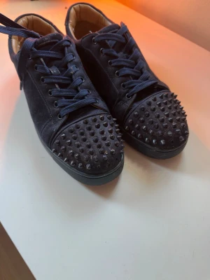 Mörkblåa loubs - Säljer mina loubs. Tappat några spikar. Med följer nya extra spikar. Orginal box medföljs inte.